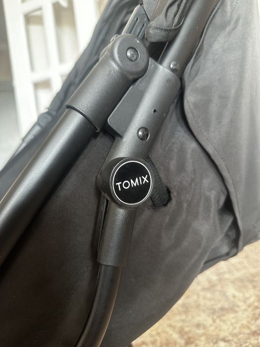 Чёрная прогулочная коляска