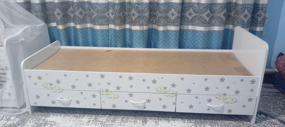 Detskiy krovat va yig'ma shkaf sotiladi