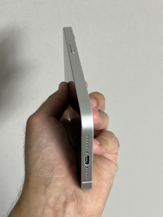 Белый iPhone 16e 128 GB