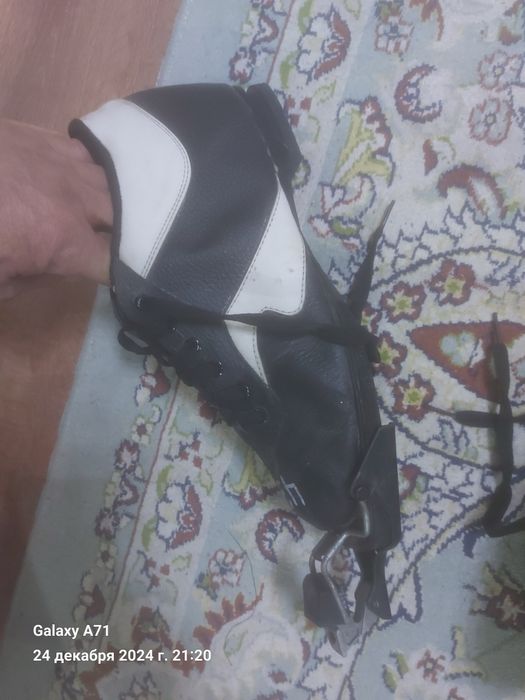 Продам лыжи ботинки