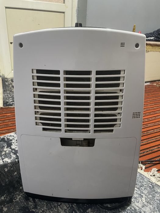 Acest aparat este un dezumidificator de aer Tesy DHF 10 CEL