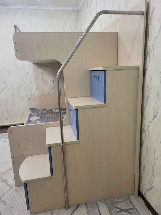 двухярусная кровать