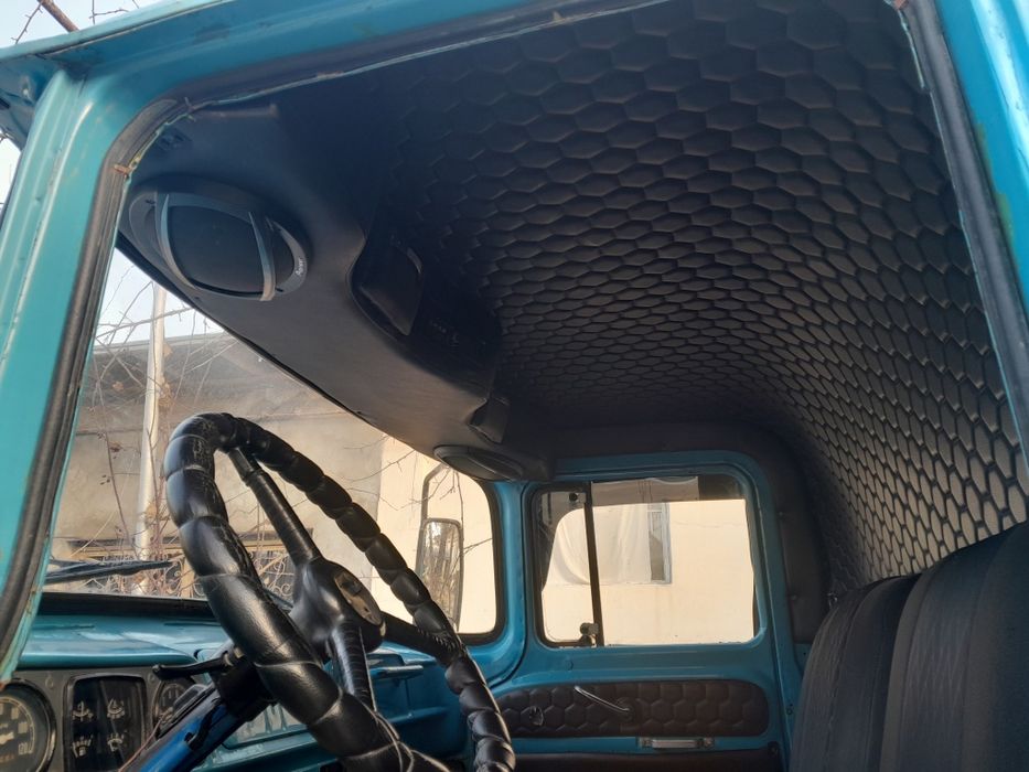 Zil samasival ishlab turgan moshina