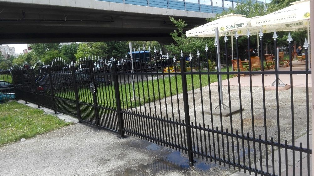 ограда гладко или ковано желязо