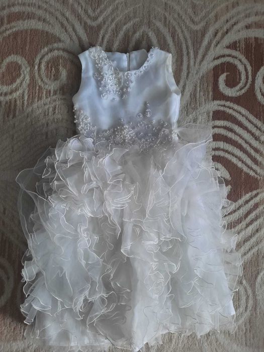 Продам платья для девочек от 4 до 7 лет.