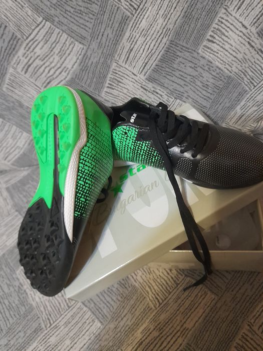 Футболни ботонки Нови