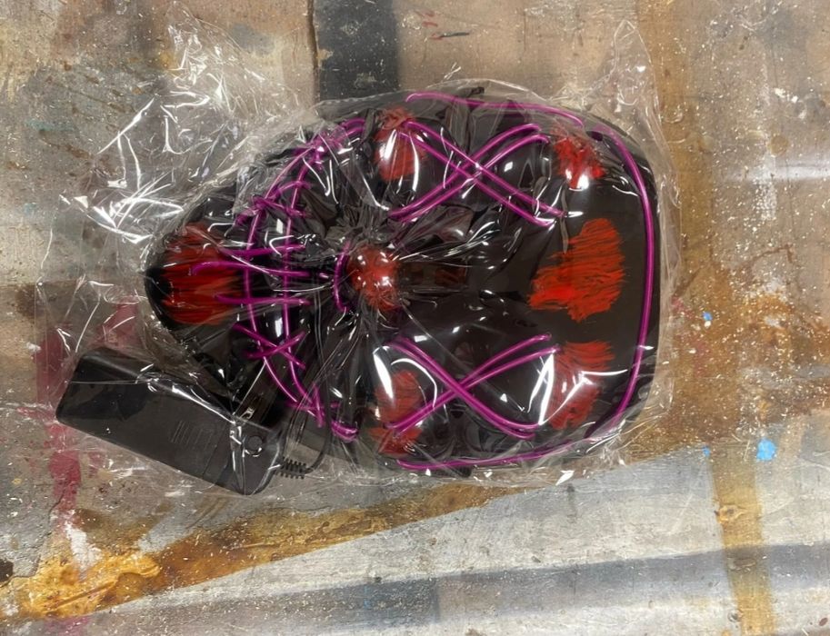 Маска с LED светлина в розов цвят. Ново.