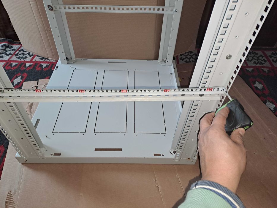 Продавам комуникационен шкаф 19" за 32U