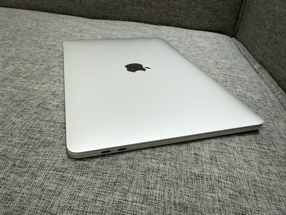 MacBook PRO A1706 TouchBar. Core i5. 8GB. 256GB