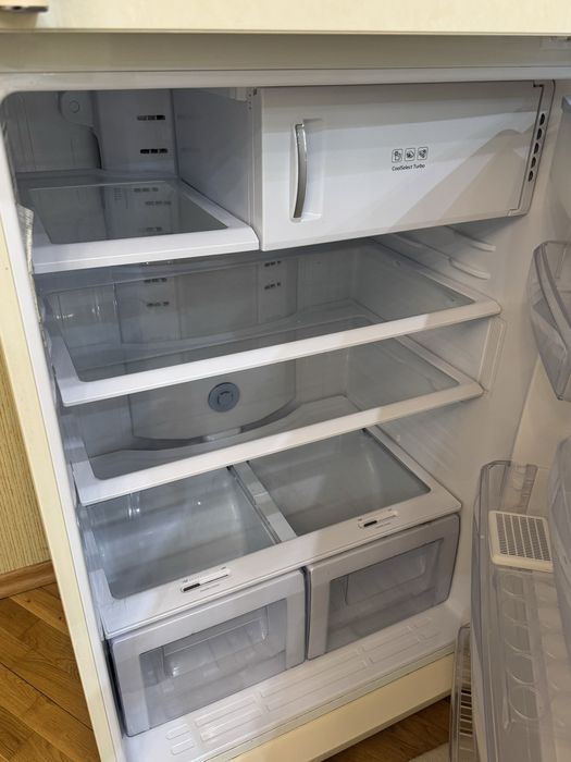 Холодильник с морозильной камерой