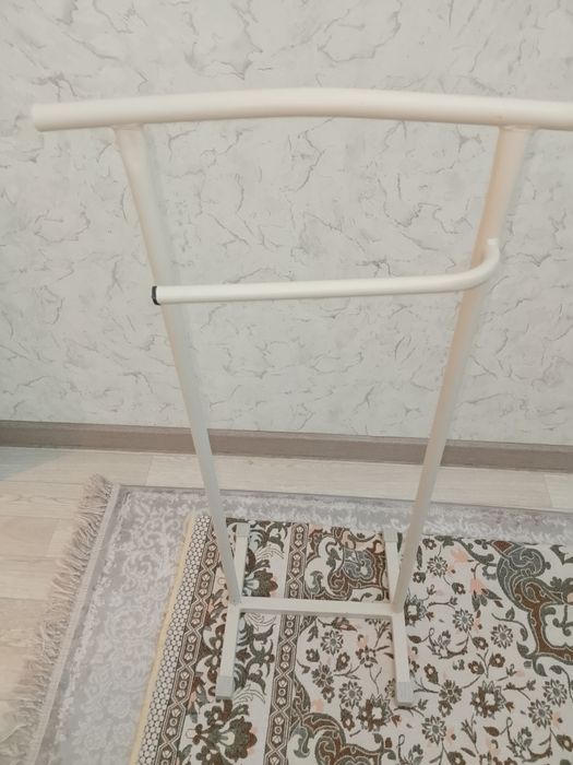 Прдается стол со стулями и вешалка