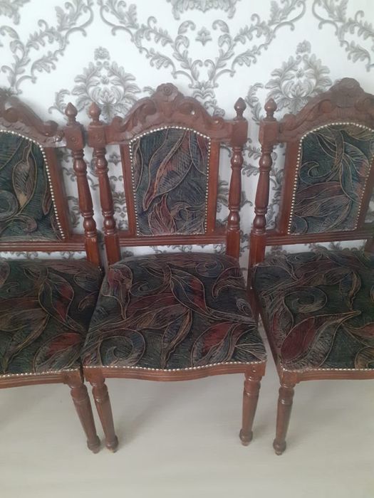 Стол и  стулья..