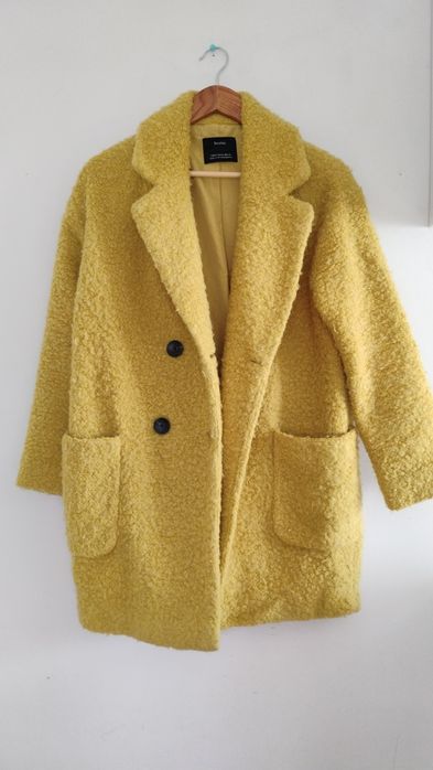 Палто Bershka 50%. вълна, цвят горчица,размер xs,става спокойно за s