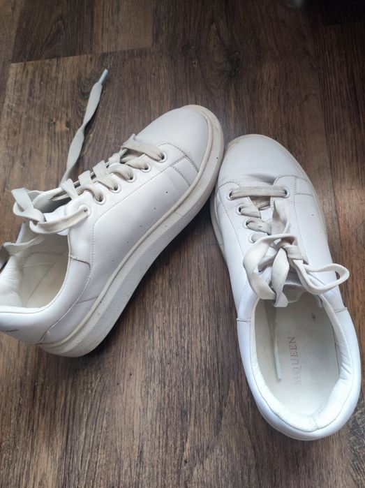 продам белые кроссовки