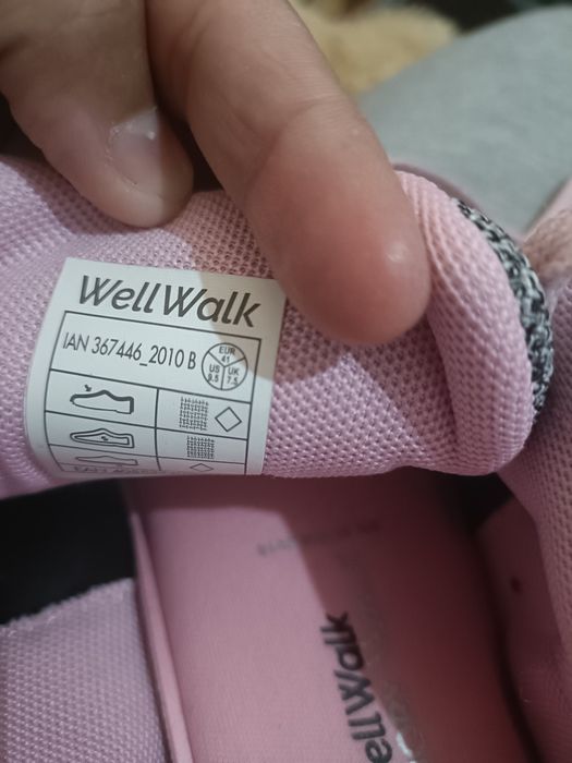 Vând adidași mărime mare