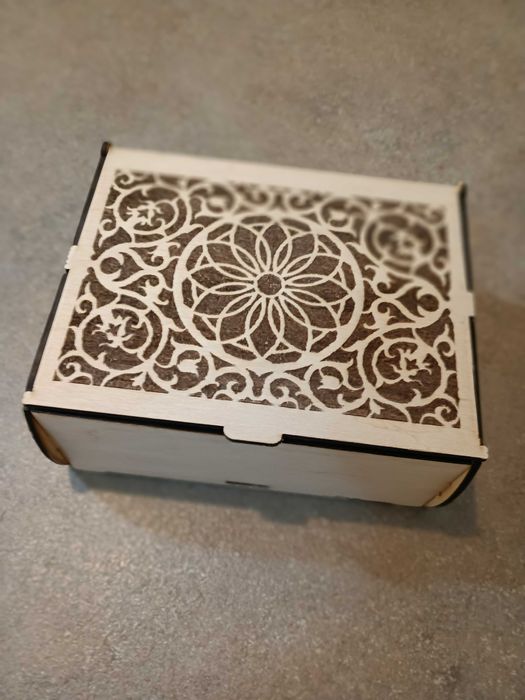 Колани от естествена кожа в подаръчна кутия