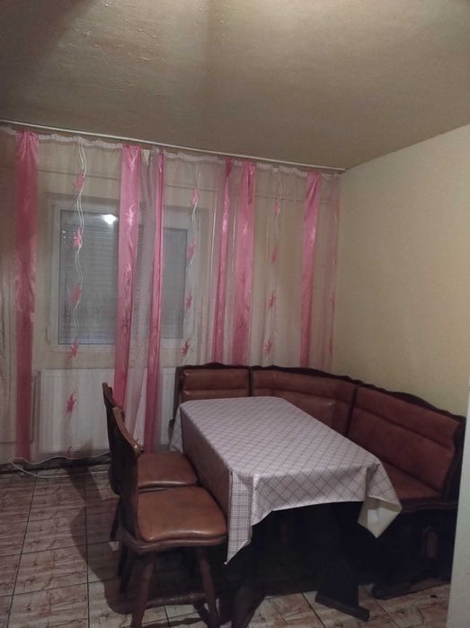 Vând apartament cu 3 camere în Caransebeș.