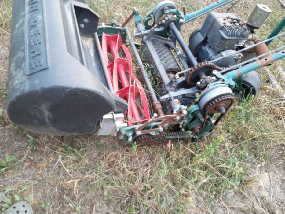 John Deere tuns iarba