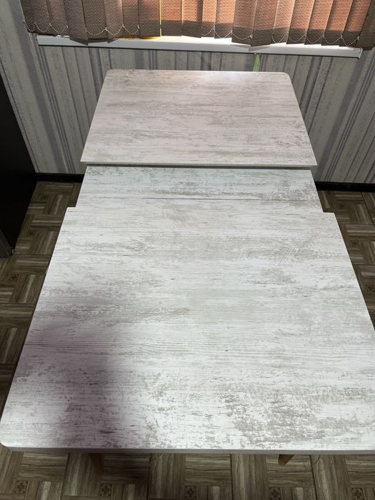 Продам стол в отличном состояний