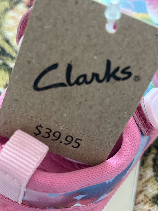 Яркие босоножки Clarks для девочки