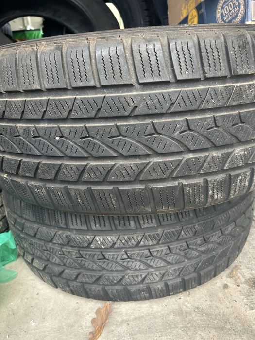 Vand caucicuri in stare foarte buna de folosire