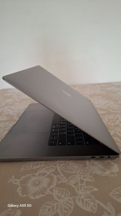 Macbook pro holati ideal 80 marta zaryatga qoyilgan