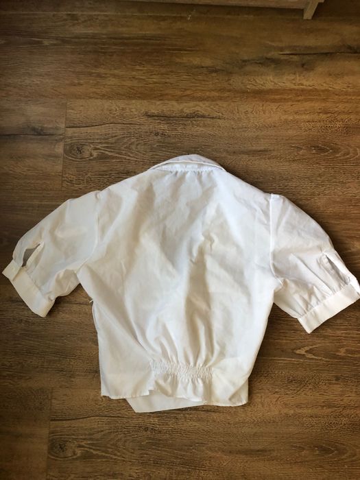 Бяла блузка с къс ръкав