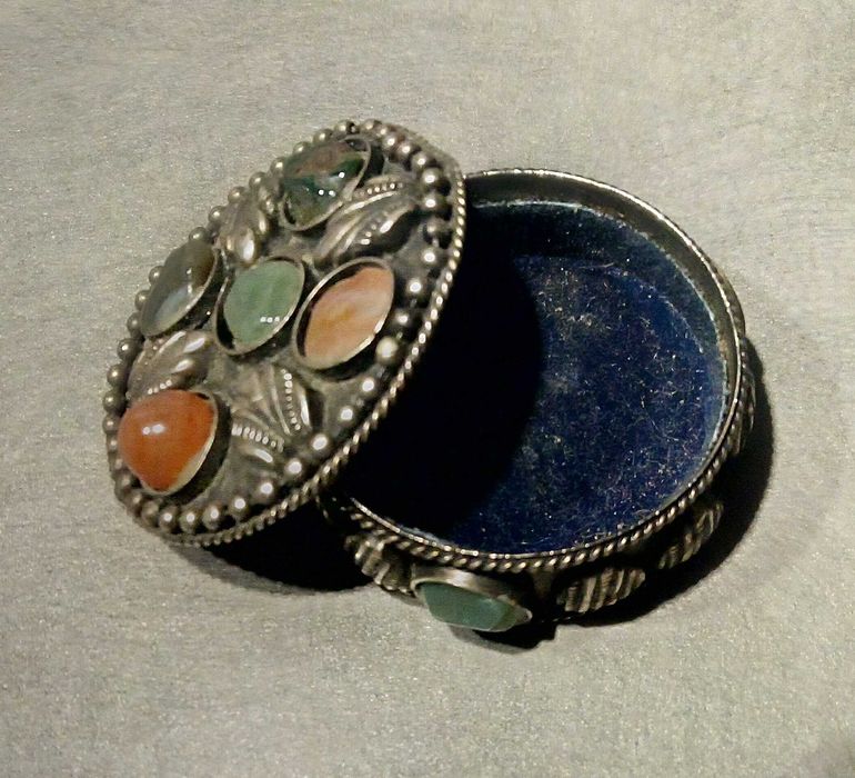 Малка метална кутийка с капаче за бижута