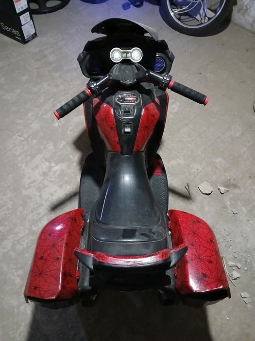 Продаю детский скутер на аккумуляторе в хорошем состоянии