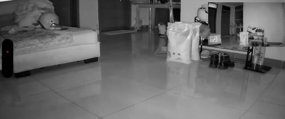 Cameră video ascuns și-n ceas de birou