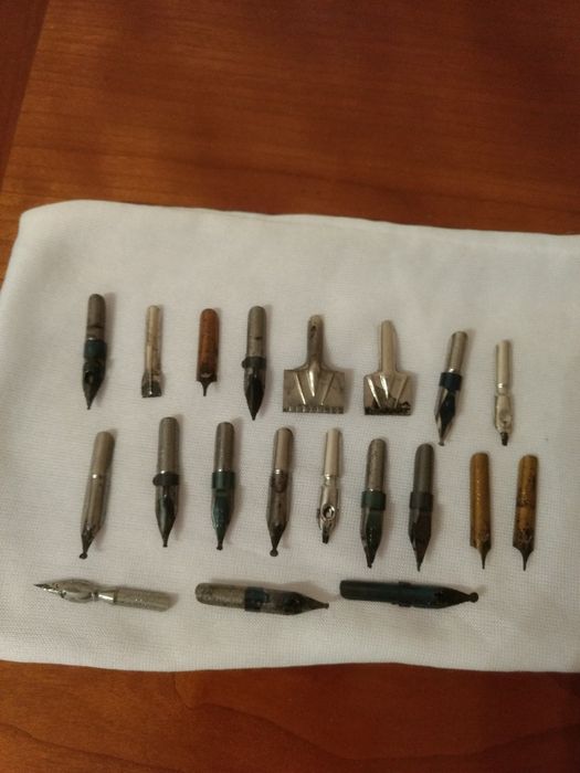 Penite caligrafie și topografice.