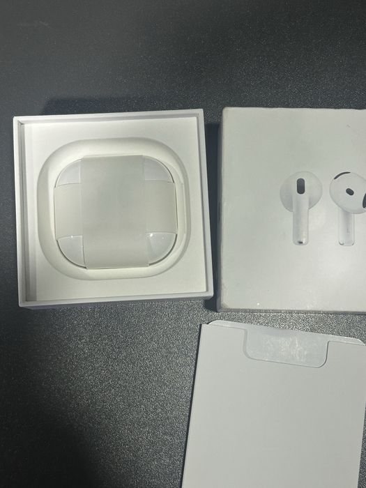 Airpods 4 оригинал не ползовались