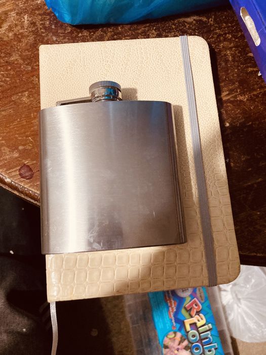 Блокнот и фляшка