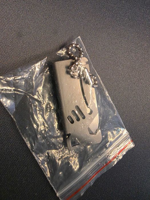 Briceag miniatura cu deschizator capace de sticla