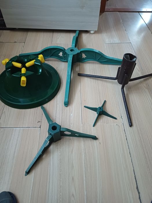 Продам подставки под ёлку. Дед мороз на батарейках.герлянды длинные.