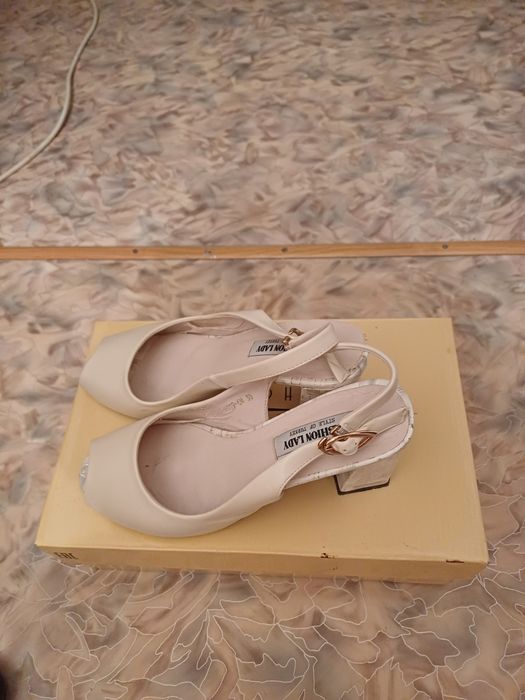 Аяқ киімдер сатылады