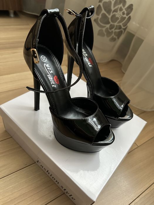 Pantofi cu toc lacuiti