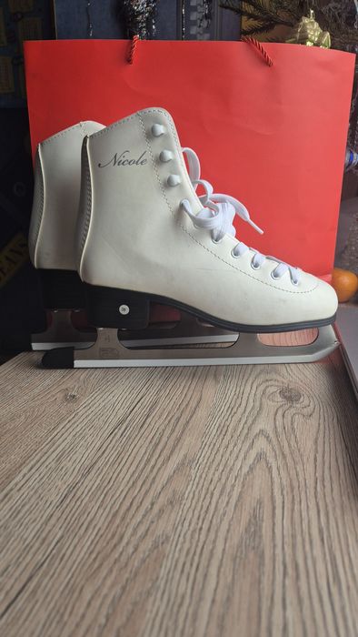 Фигурные коньки Nicole