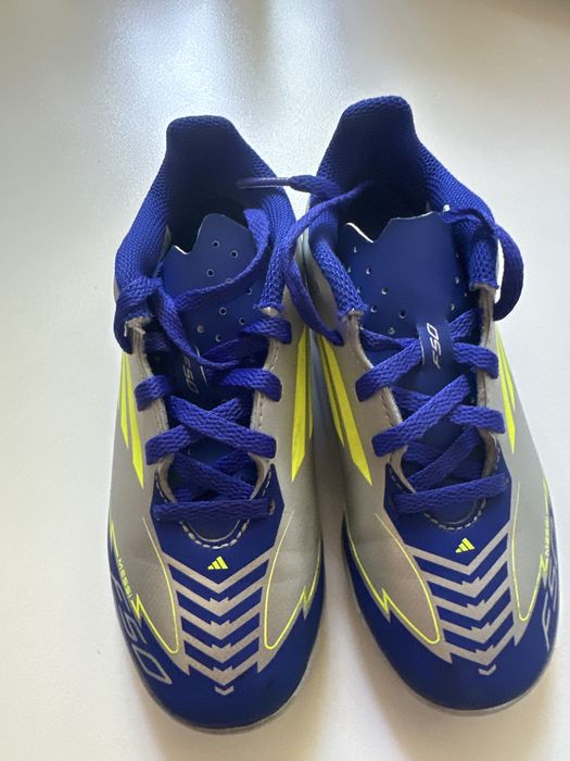 Футболни бутонки Адидас !