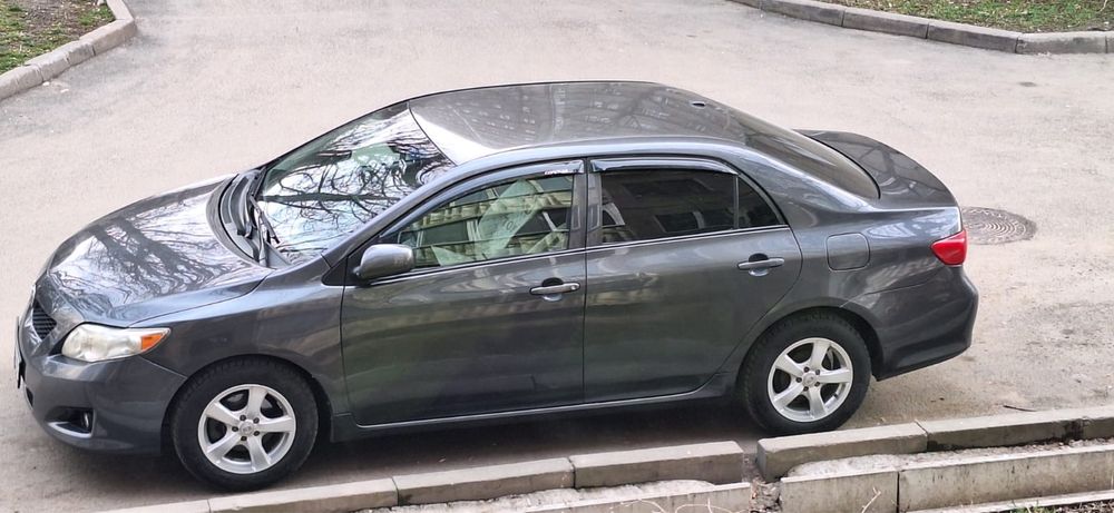 Легковая машина Тойота королла