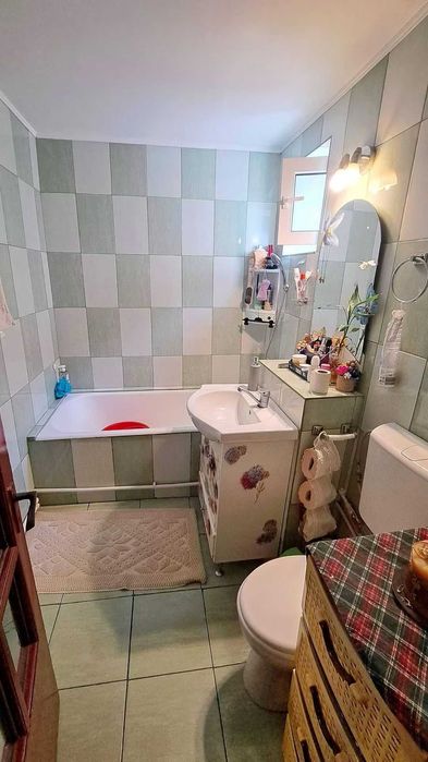 Vând apartament 2 canere Radu Negru, decomandat,et 4 cu pod 50 mp÷balcon 7 m,,mobilat,  spațios acte la zi,,poziție bună , preț  48 mii euro