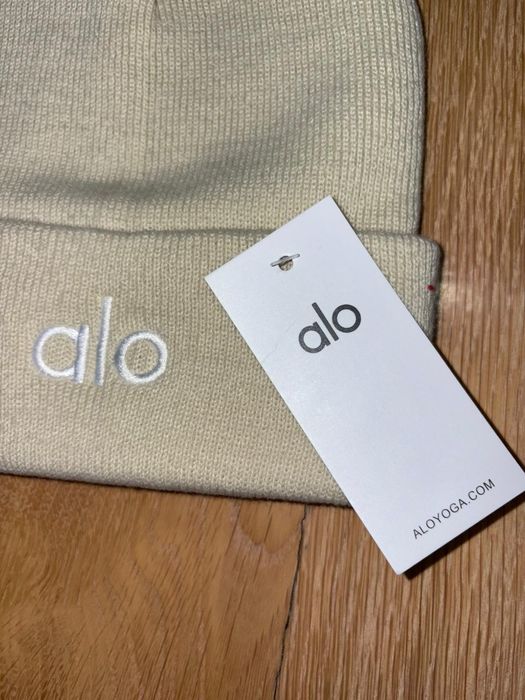 Căciulă Alo Yoga noua maro bej crem eticheta