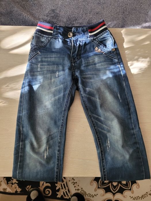 Продаю костюмы, джинсы