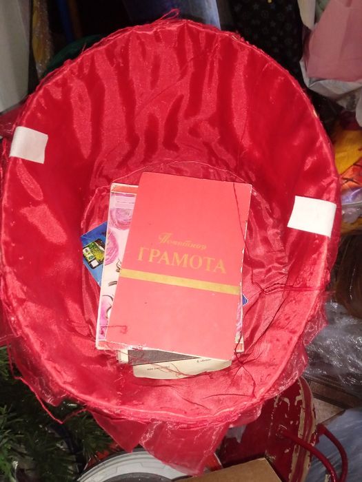 Корзина красная для подарков