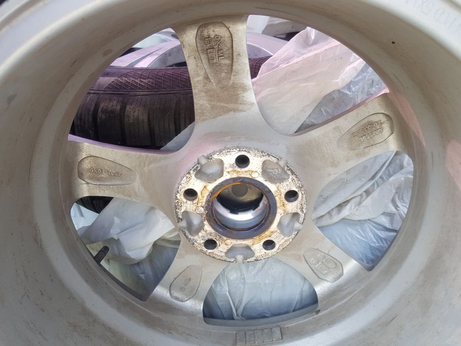 Продавам джанти със зимни гуми 225/65/17 Continental за Тойота Рав 4