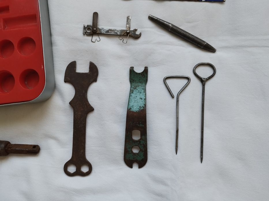 Стара Руска метална кутия, Стари предмети