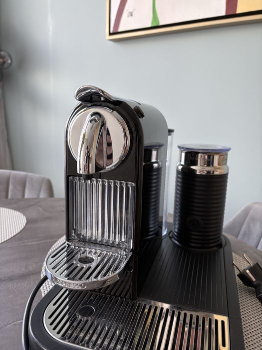 Кафемашина Nespresso + каничка за мляко