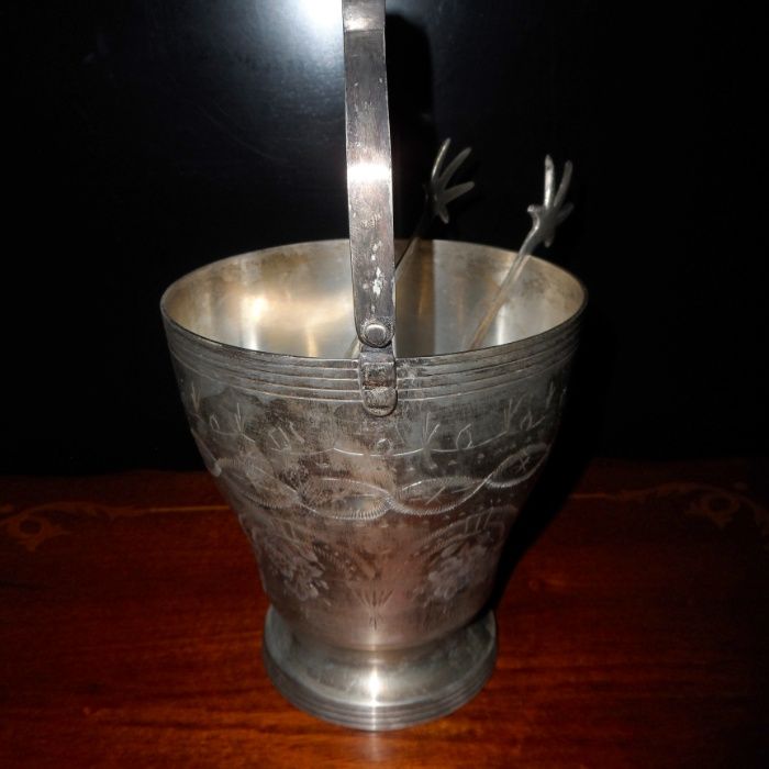 Frapieră pentru cuburi de gheață cu mâner și clește.