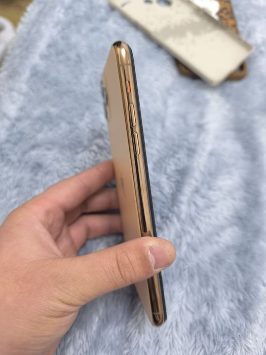 iPhone 11 pro max gold 64 gb