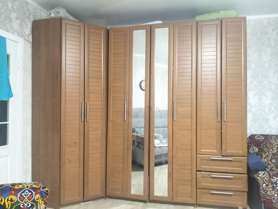 Продам угловой шкаф хорошего качества